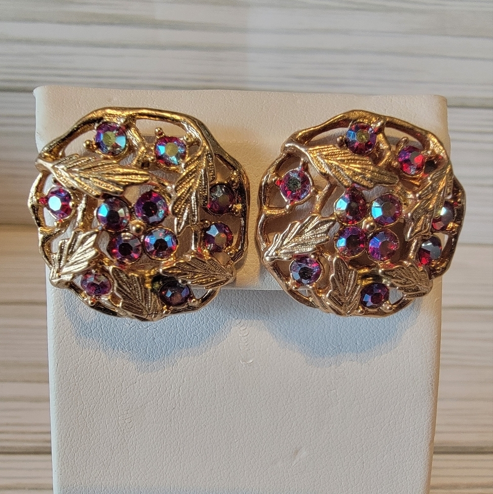 Vintage Sarah Coventry Fuchsia Pink Rhinestone Gold Tone Leaf Clip On Earrings